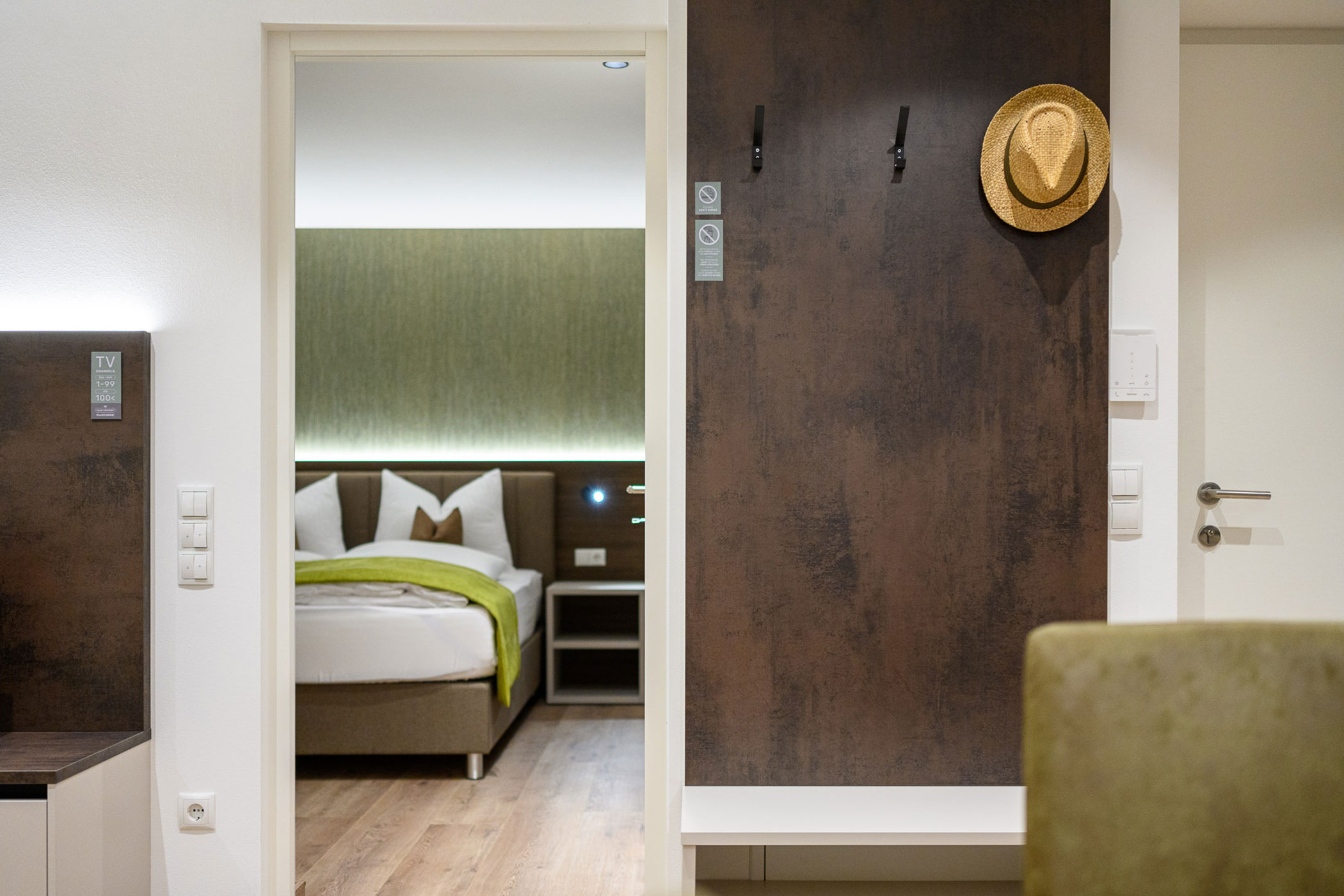 Wardrobe and view into the bedroom of Apartment Moos