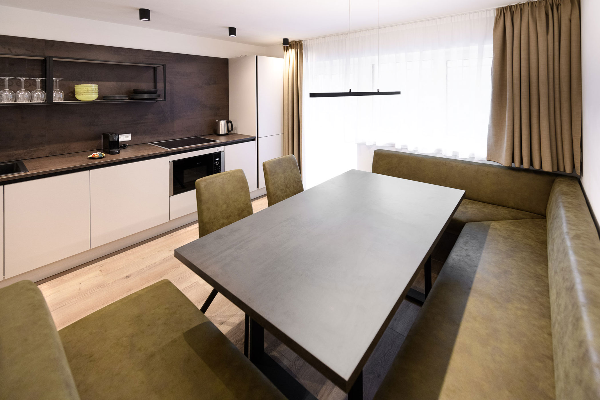 Grande tavolo da pranzo e angolo cottura dell'appartamento Platte