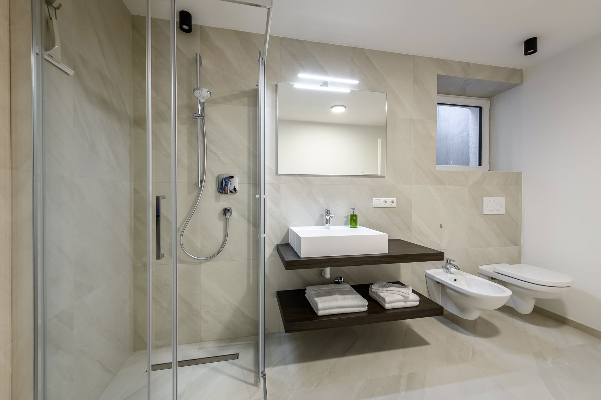 Bathroom in the Platte apartment