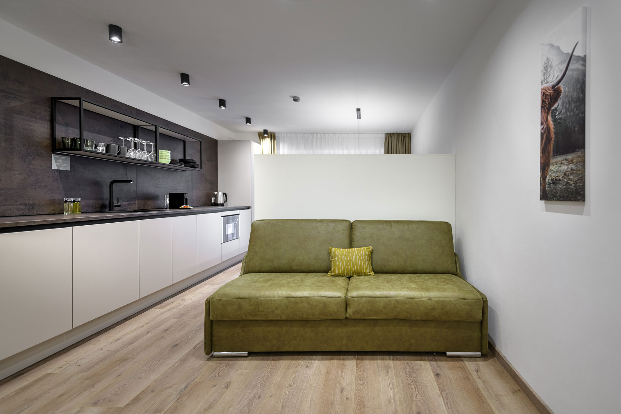 Divano verde nell'appartamento Platte