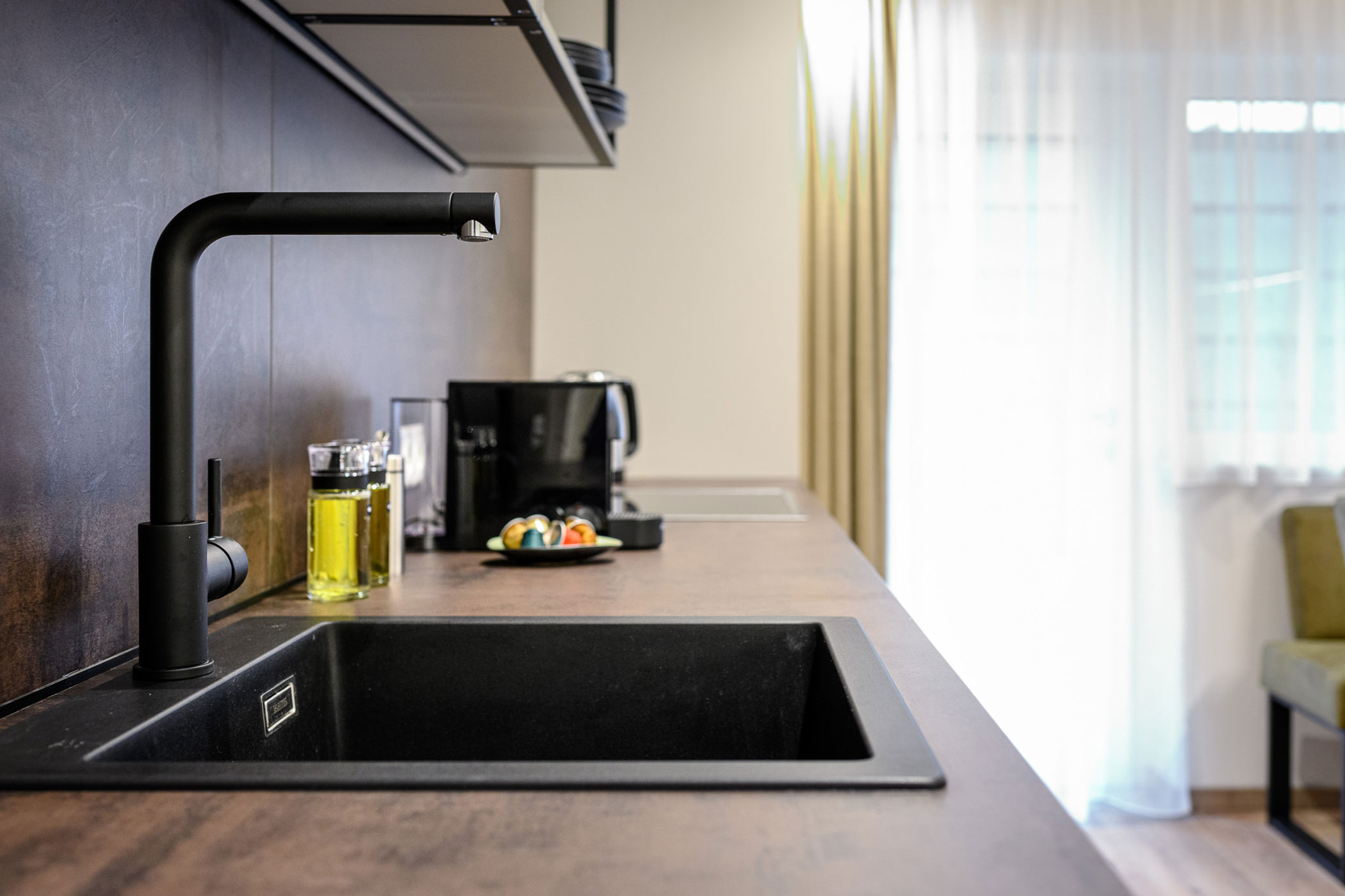 Lavello nero in cucina