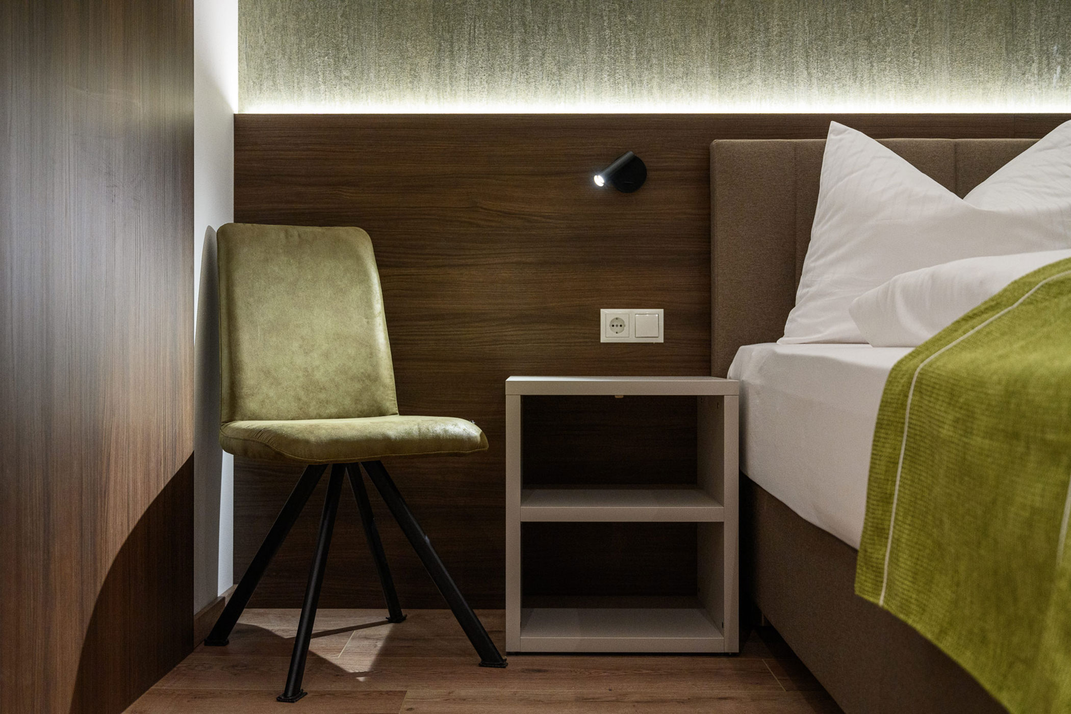 Sedia e comodino nella camera da letto dell'appartamento Platte